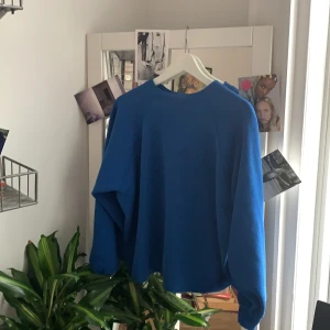 Sweatshirt  - Köpt på second hand i new York 🌟 jätte fin blå färg❤️ hör av er vid eventuella frågor, frakt tillkommer🥰