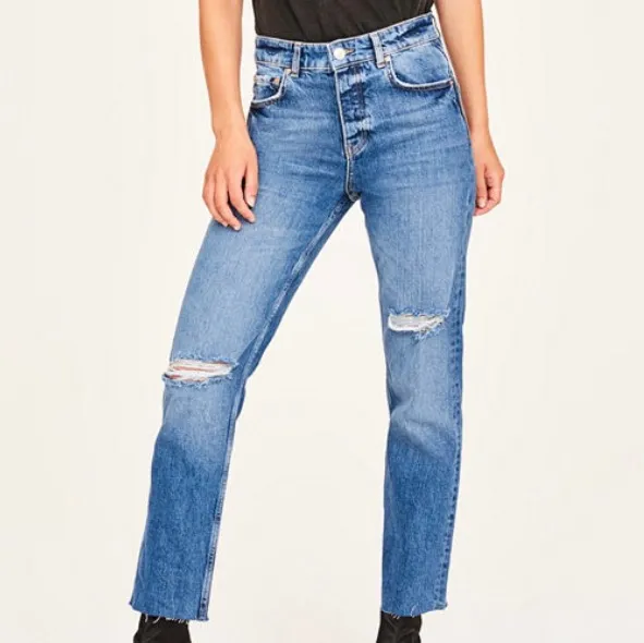 Oanvända raka jeans med hål i från Gina tricot i modellen Sanna straight jeans. Aldrig använda och prislapp kvar. . Jeans & Byxor.
