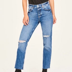 Oanvända raka jeans med hål  - Oanvända raka jeans med hål i från Gina tricot i modellen Sanna straight jeans. Aldrig använda och prislapp kvar. 