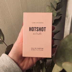 HOT SHOT Linn Ahlborg - HOT SHOT Linn Ahlborg. Säljer helt oanvänd, bara luktat på parfymen och då doften inte passar mig säljer jag den. Jag möts gärna upp i Stockholm men kan även skicka via post om det skulle vara fallet!🥰🥰🥰 (pris kan diskuteras!) buda!