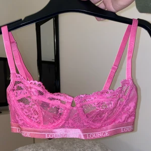 LOUNGE BH - Säljer min oanvända rosa LOUNGE bh som är precis som i nyskick! Den kom aldrig till användning därav säljer jag den! Frakt tillkommer och hör av dig om du har frågor💞💞💞💞
