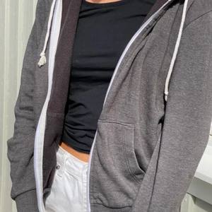 Grå zip-hoodie  - Fin tröja ungefär två år gammal, lite lös i passformen men fin. Passar inte mig längre därav säljer jag den! 