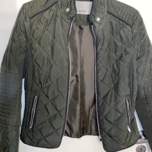 Vårjacka - Säljer denna mörkgröna vårjackan, super skön och passar till allt.💚