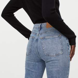 Säljer dessa mom jeans från HM, lita använda men bra skick. Ordinarie pris 300 kr. Pris kan diskuteras. Fler intresserade blir det budgivning. Frakt tillkommer, tror att frakten ligger på 66 kr
