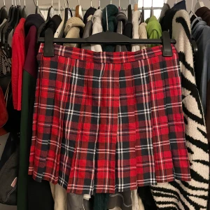 Tennis kjol - Jättesöt och fin veckad tennkskjol. Köpt på humana för 1 år sen. Står ingen storlek i men jag skulle säga 36/S. 