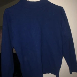 Tröja  - Fin blå färg, liten i storleken skulle säga xs/s 