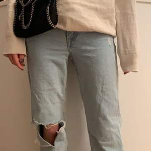 Super najs jeans som knappt är använda. Ett hål på höger knä, låg midja och ganska ljusa i färgen. Pris kan diskuteras!💗💗