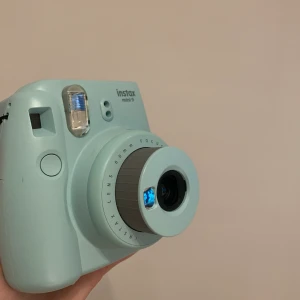 Instax kamera - Aldrig använd, köpt för 900kr säljer för 500 inklusive frakt vid snabbt köp. DEN SKA BORT FORT❣️ paketet skickas direkt då det är färdigpackat