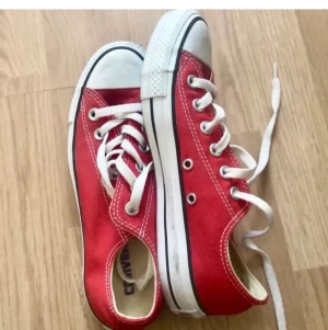 Converse - Säljer mina röda converse, köpta i USA! bra skick❤️