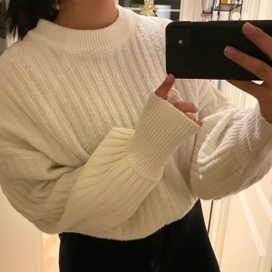 Ballong ärm stickad tröja - En vit fin stickad tröja med ballongärmar ifrån Gina tricot! Kommer inte till användning. 130kr+ frakt. Ingen budgivning utan först till kvarn!