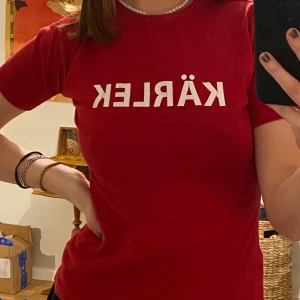 Sötaste toppen! - Lite tajtare T-shirt med ett sånt gulligt tryck ”KÄRLEK” på framsidan!!!! På baksidan (sista bilden) står det ”yoga med Anna”. Fin röd färg! Passar. Xs/S (är själv S) ❤️❤️❤️ frakt inkluderad!