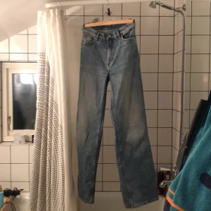 Monki yoko - De otroligt populära jeansen från monki i modellen Yoko. Strl 25 vilket motsvarar xs/s. Färgen mid blue, bra skick.