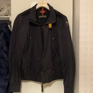 Parajumper Celsius Windbreaker  - Storlek xl- men passar mig som brukar ha m till large i jackor 