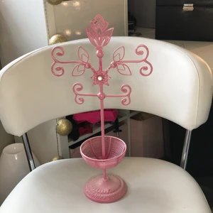 Smyckesställ  - Jag säljer mitt gamla smyckesställ som är mycket solblekt, speciellt baksidan. Därför säljer jag det för endast 20kr 