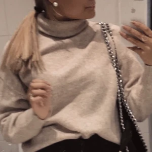 Stickad tröja - En stickad tröja med liten polo men den sticks inte! Storlek S