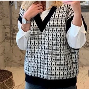 Stickad väst - Trendig väst som är slutsåld! Liknar den populära västen från zara💗 storlek M men passar även mig som brukar ha S. fint skick, skriv om ni är intresserade