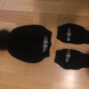 Mössa och vantar - Detta snygga kit har jag använt en gång, bättre att någon som gillar de mer får de. Köparen står för frakt 
