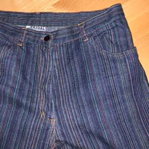 Jättefina jeans i ganska mjukt material. Dom är 43cm i midjan och har raka ben. Köpare står för frakt☺️