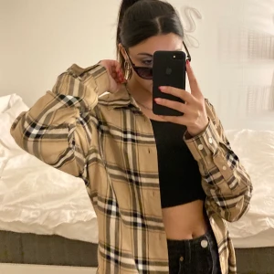 Skjorta - Skitfin skjorta använd fåtal gånger! Påminner lite om märket burburry och passar till allt :) 