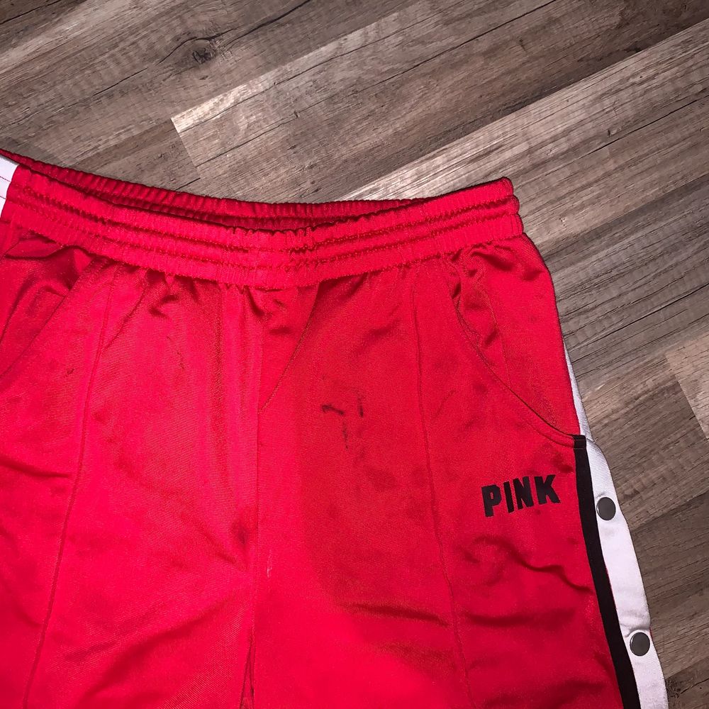 Riktigt coola trackbyxor från Victoria’s secret i skönt material, går att knäppa upp. Size M, passar någon som är 1,70 i längd då de är lite för långa för mig som är 1,60. Tyvärr en liten färg fläck på de längst upp som man ser på sista bilden. 💓. Jeans & Byxor.
