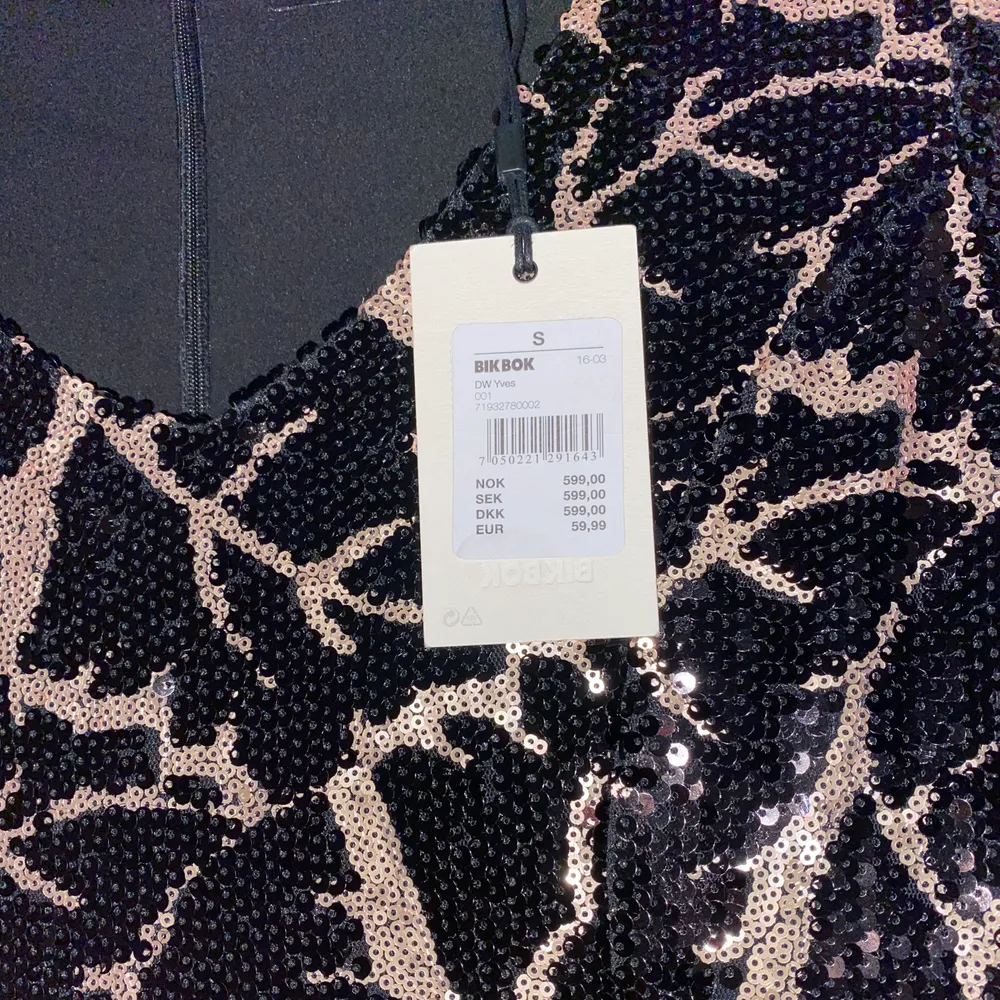Säljer denna helt nya paljettklänning från Bik Bok som jag endast testat. Prislappen är kvar, köptes för 599 kr men säljer den för 250 kr❣️. Klänningar.