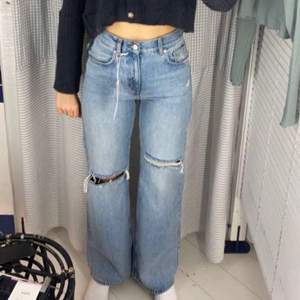 Säljer dessa snygga jeans i storlek 36 som tyvärr är lite för korta på mig är (176). Aldrig använda och köpta för 399. Säljer för 299+42kr frakt om vi inte möts