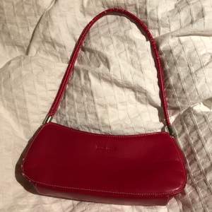Röd väska från David Jones med silverdetaljer❣️ den har några små slitningar när den röda färgen spruckit, men i helhet väldigt fin! 💞💖