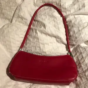 Röd väska från David Jones med silverdetaljer❣️ den har några små slitningar när den röda färgen spruckit, men i helhet väldigt fin! 💞💖