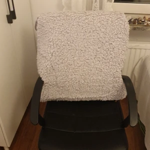 Fårdrup matta, grå - Mattan är väldigt mjuk, varm och skön. Perfekt att ha på golvet eller att lägga på din favoritfåtölj. Tycker inte att den passar längre in i mitt rum, därför säljs den. Passar också som ett underlägg för husdjur om man har det. Pris 70 kr.