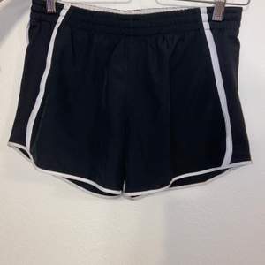 Nike shorts med band på insidan av shortsen som man kan knyta. 