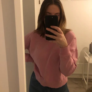 Sweatshirt  - Rosa sweatshirt, sista bilden visar färgen bäst! Finns en liten fläck (se sista bilden) men inget man tänker på.