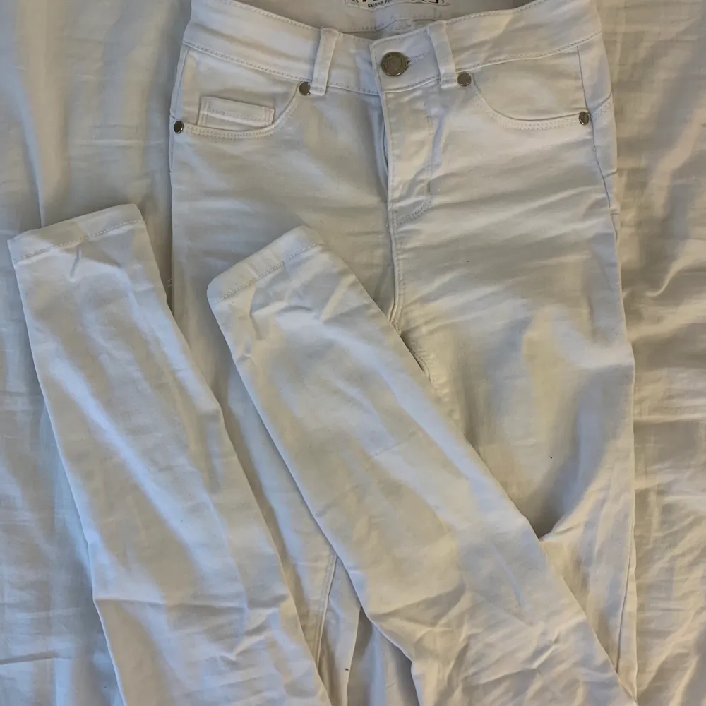 Säljer ett par vita jeans. Det är korta för mig som är 170 men sitter super bra då det är push up jeans. I storlek 25 men motsvarar xxs, xs. Jeans & Byxor.
