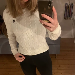 Tröja  - Säljer en vit tröja. St XS. Säljer för 100kr + frakt. 