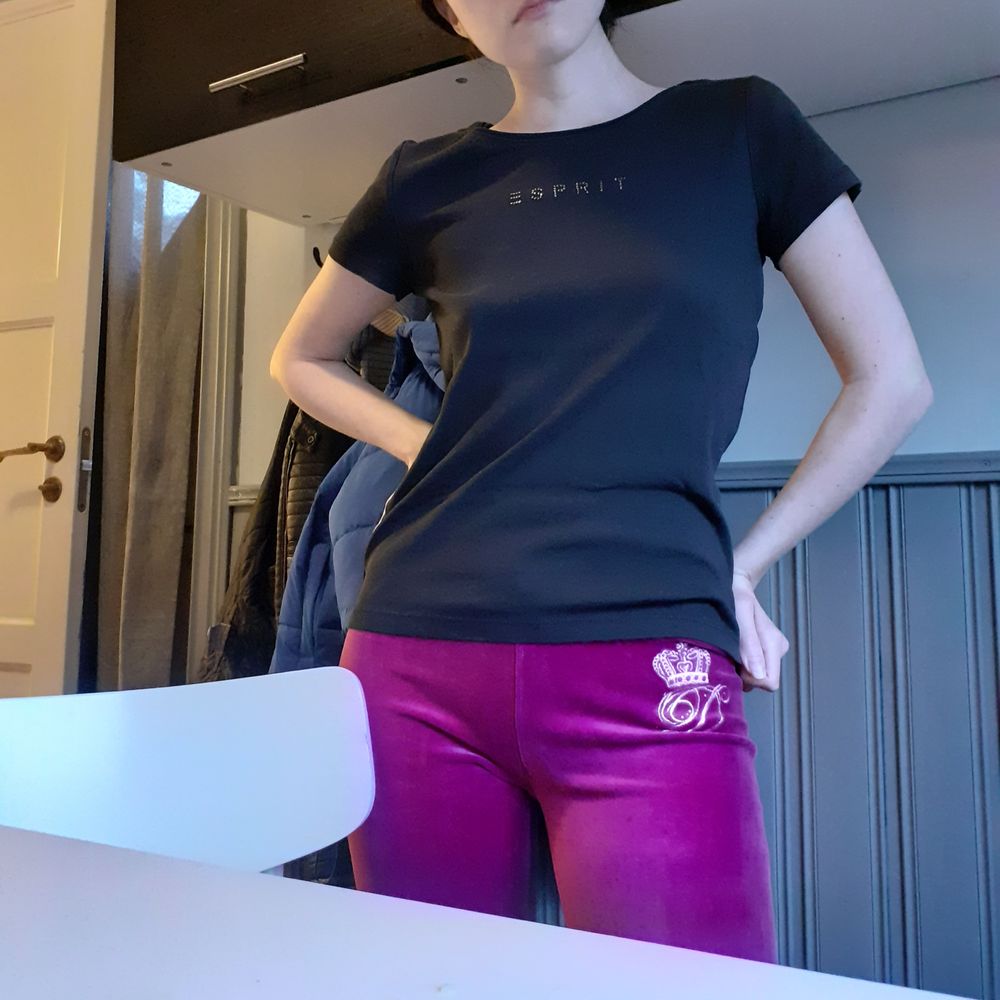 T-shirt från Esprit❤Har vikt upp tröjan på bild 1 för en illusion av en croppad t-shirt då den även skulle vara supersnygg som det(kan man välja att klippa kortare isåfall). Fint skick! Frakt: 45:- med postnords vadderade S-kuvert. P.S. Säljer byxorna i annan annons!!. T-shirts.