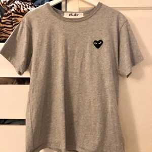 Cdg kopia - En bra cdg kopia i strl M unisex, använd en gång så är så gott som ny!🌟