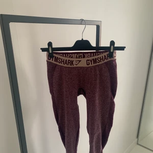 Gymshark leggings - Jättefina lila gymshark träningstights! Dem är helt oanvända och som nya🐻‍❄️ storlek M men passar även S, skicka medelande vid intresse🤎 köparen står för frakt
