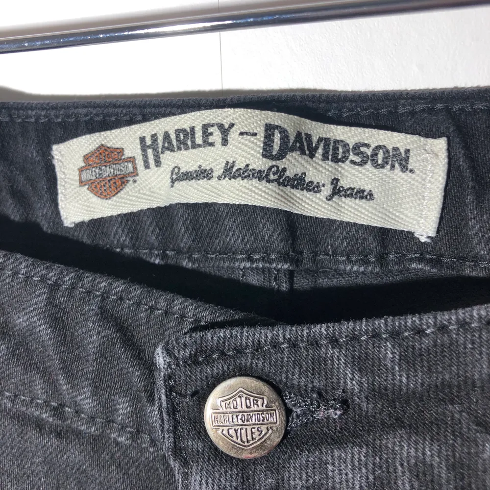 Vintage Harley Davidsson jeans i storlek 34/30🏍✨ Mått: Midja: 82cm Längd: 97cm innerlängd: 69cm. Jeans & Byxor.