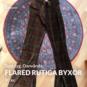 Flared rutiga byxor - Från Zara. Oanvända med lapp kvar. Tunna i tyget och lite för stora och svala för mig som är tunn och frusen. Retrostil inspirerat från 60-70tal. 