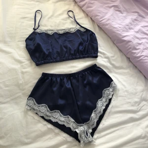 Pyjamas-set  - Beställde detta söta pyjamas-set i två olika färger men behöll den andra 🥰🥰 så det är inte använt utan bara testat! 💛💛💛