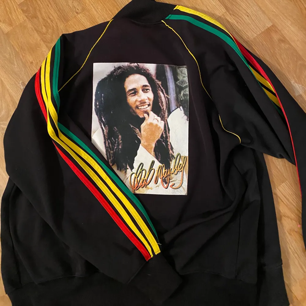 Asball tröja i ”fake adidas” med Bob Marley. Oversized och supermysig. Säljer då den inte kommer till så mycket användning:/  170kr plus frakt:)). Tröjor & Koftor.