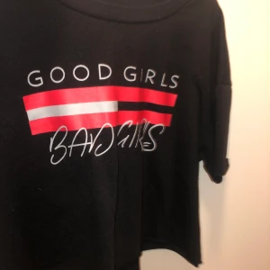 Svart kort T-shirt S - En kort svart T-shirt med tryck på, jätte fin men använder aldrig, köparen står för frakten✨