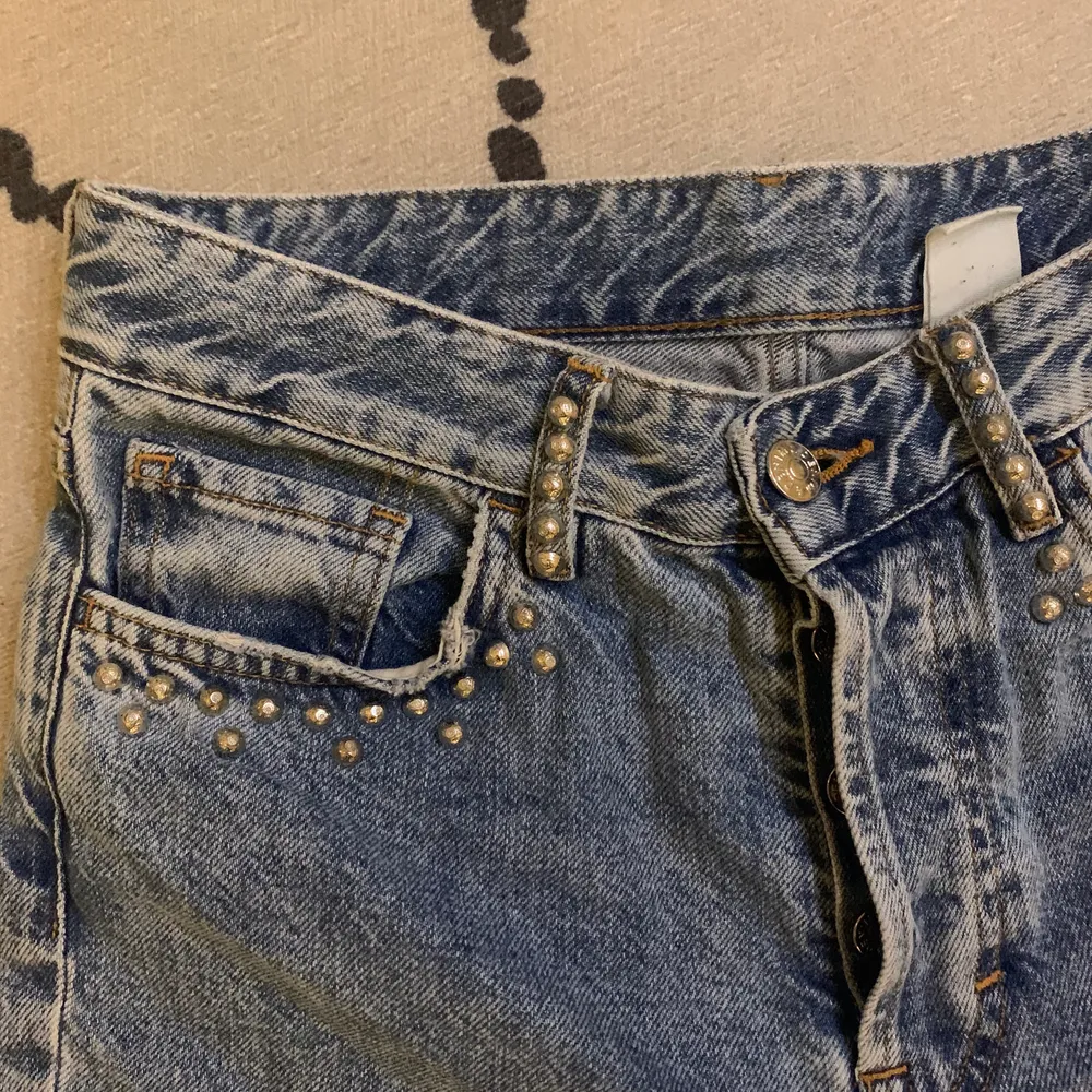 Skitsnygga jeans i bra skick! Detaljer, typ pärlor, vid fickorna. De är använda men inte slitna.🌻. Jeans & Byxor.