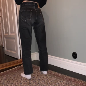 Levis jeans 501 - Grå/svarta jeans från levis i modellen 501, avklippta nedtill! Storleken är ungefär 26 eller 27 och personen på bilden är 1,66cm lång! Kan mötas i malmö eller frakta!🧡