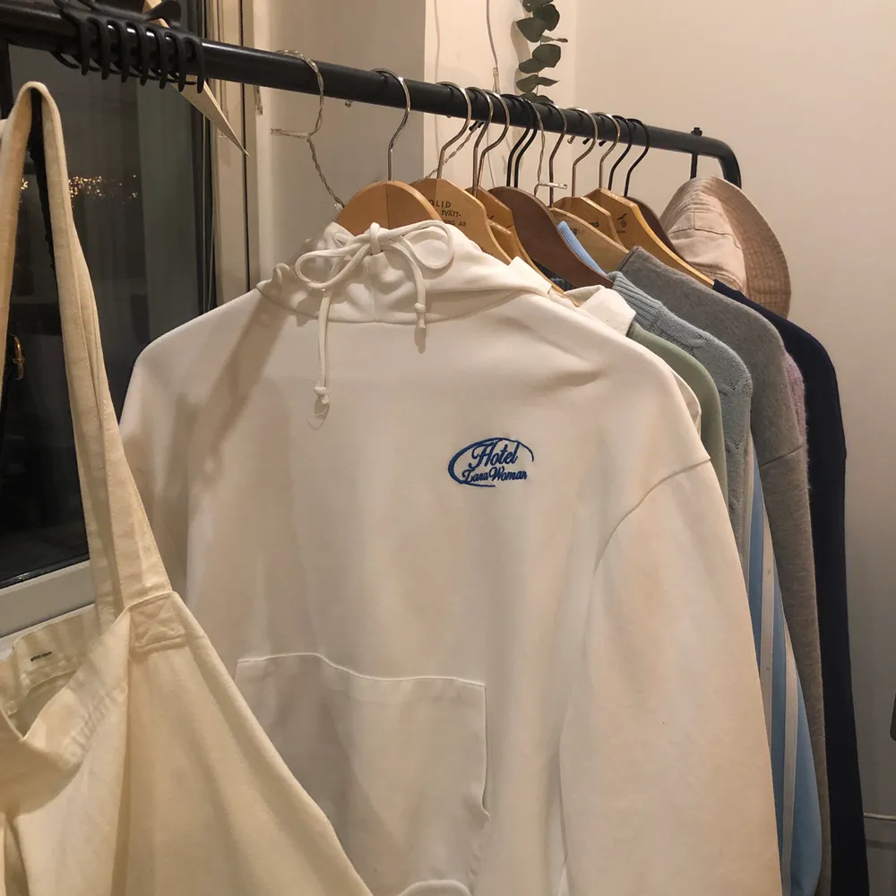 Säljer min jättefina vita hoodie med snyggt tryck på ryggen. Jättebra kvalitet. Inte längre tillgänglig på zara. Om ni undrar över något är det bara att fråga! Buda i kommentarerna eller köp direkt för 400 kr+frakt! Högsta bud: 335 kr+frakt🔥. Hoodies.