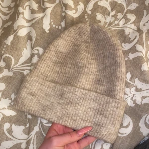 Beige mössa  - En oanvänd beige mössa i nyskick 