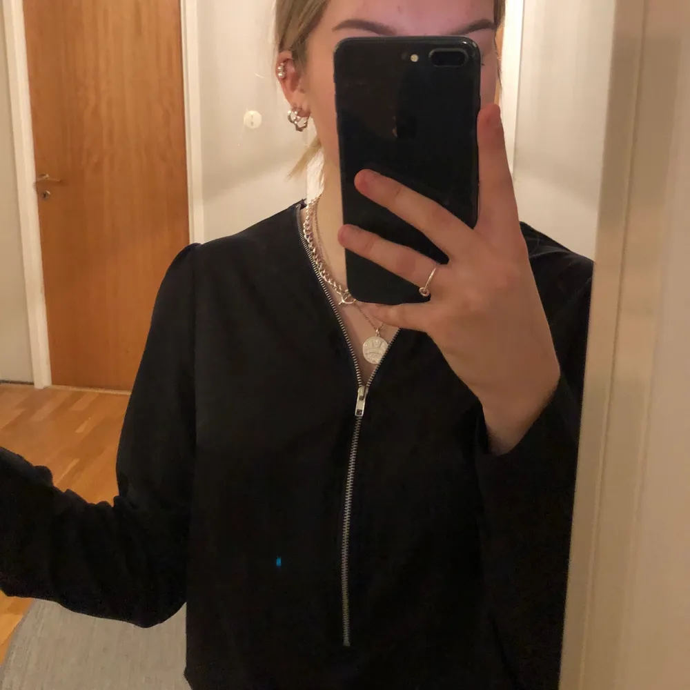 Jättefin svart blus med dragkedja detalj upptill. Mycket bra skick. Frakt ingår i priset . Puserot.