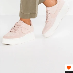 Nike NSW W AF1 SAGE LOW - Nyköpta snygga beiga skor från Nike, passade inte mig så säljer nu dem till ett lägre pris💕 pris kan diskuteras 