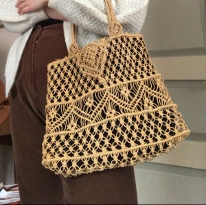 Så fin vävd väska! - Så fin vävd väska! Köpt secondhand men helt oanvänd av mig💓!