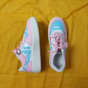 Cloud sneakers - Helt oanvända sneakers. Skulle vara 40,5 men mer som 40/39. Sulan är iaf 24cm lång och 8cm bred. 