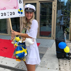 Klänning - Säljer min fina studentklänning från Bubbleroom. Har använt den enbart på min student och den är i nyskick (inga fläckar eller märken). Superfin till just studenten men kan även användas en vanlig sommardag. Nypris: 500, mitt pris: 300. 